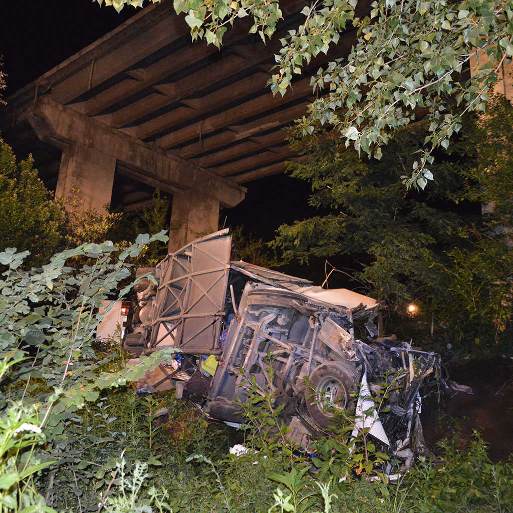 28 luglio 2013 Monteforte Irpino ( Avellino ), un autobus precipita da un cavalcavia sull'autostrada A3 provocando la morte di 40 persone. il tragico incidente è stato rilevato dalla polizia stradale di Avellino