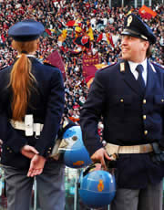 Operatori di Polizia in servizio di ordine pubblico durante una manifestazione sportiva